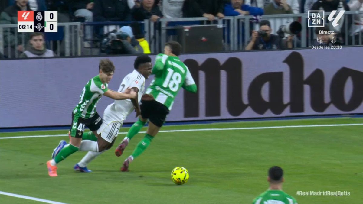 PavelFdez's tweet photo. ⚽️ #RealMadridRealBetis 
⌚️ Min. 6
💥 El @realmadrid reclama penalti sobre @vinijr 
🔎 El brasileño, sospechoso habitual en piscinazos, no faltó a su cita con las simulaciones
💪 No engaña a Alejandro Hernández Hernández que está encima de la jugada
✅ No es penalti https://t.co/2X1rCZohpw