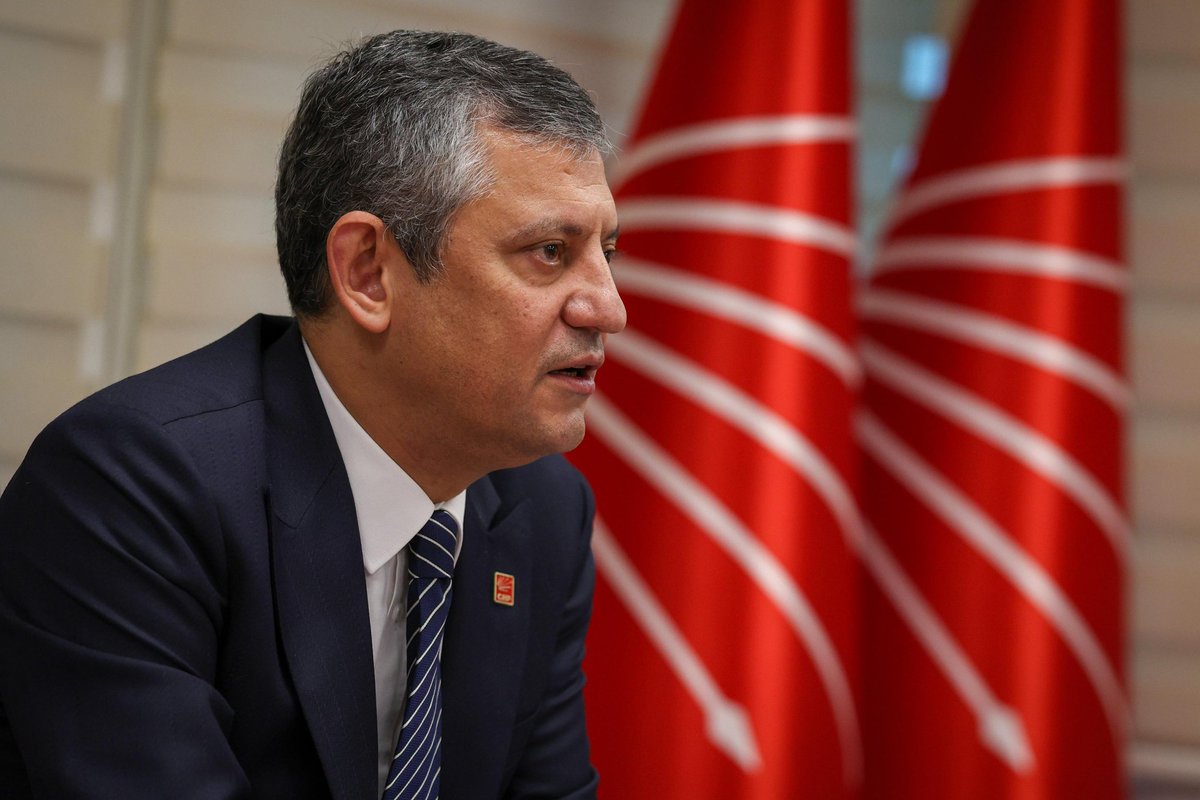 Özgür Özel; 

ABD üzerinden Cumhurbaşkanı Erdoğan'ı tehdit ediyor. 

Maduro resmini gösterip "iyi bak" diyor. 

Bunlar ülkeye işgal orduları bile çağıracak. 

Ortakları 15 Temmuz'da çağırdı  ama umutları boşa çıktı. 

O "iç şgalci"lerden biri şuan içeride. Guaido olacaktı,