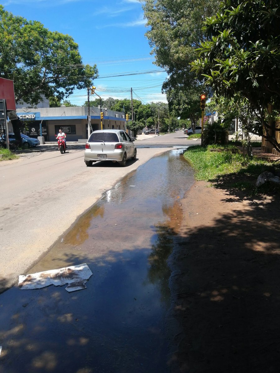 Calles totalmente destrozadas, aguas servidas y cloacales qué apesta, canales colmatados de basura es el panorama constante de Paraguarí, cuyo intendente Marcelo Simbron debe 4 meses de sueldo  a los funcionarios y espera su sentencia que esta en manos de <a href="/PoderJudicialPY/">Corte Suprema CSJ</a> CSJ.