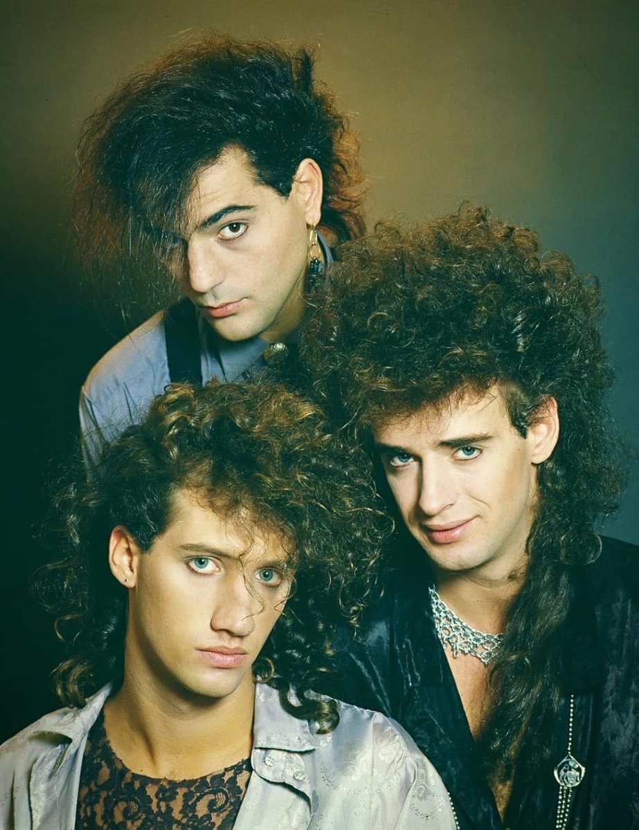 ArgenRanks's tweet image. 🎤 Estas son las 15 mejores bandas de la historia argentina, según la revista Rolling Stone:

1- Soda Stereo
2- Patricio Rey y sus Redonditos de Ricota
3- Almendra
4- Pescado Rabioso
5- Serú Girán
6- Los Fabulosos Cadillacs
7- Invisible
8- Divididos
9- Los Abuelos de la Nada
10-…