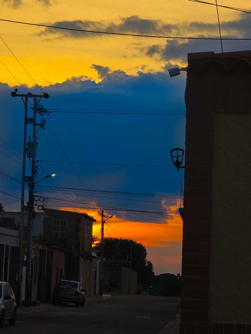 rennipin's tweet photo. El Cielo en Carora Estado Lara. Pintó de manera espectacular la Bandera de Venezuela.. Gracias Dios https://t.co/Y8oluB9Kp4