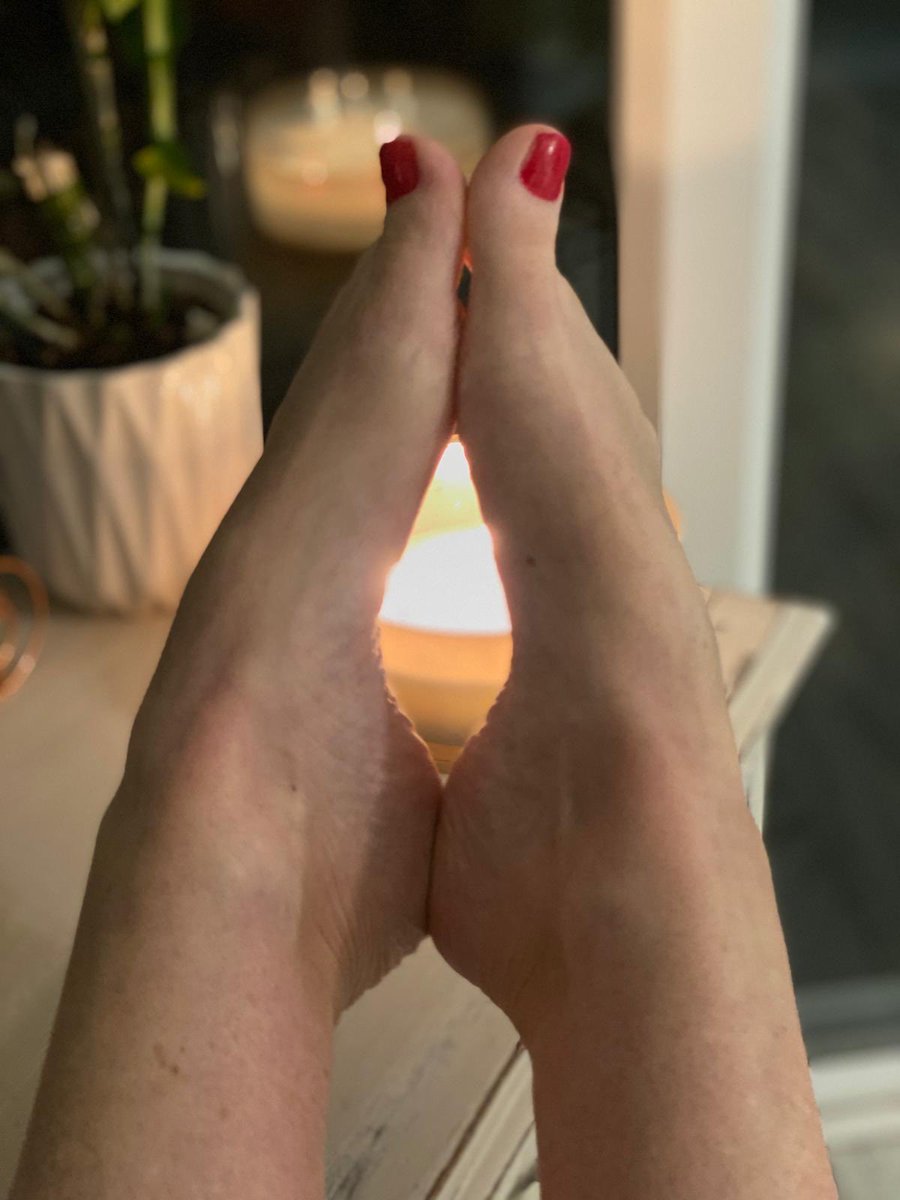 DaizysF's tweet photo. You tell me what is happening😜
#toes #feetworshi̇p #feetfetısh #toeparty https://t.co/B1KxEf0H7U