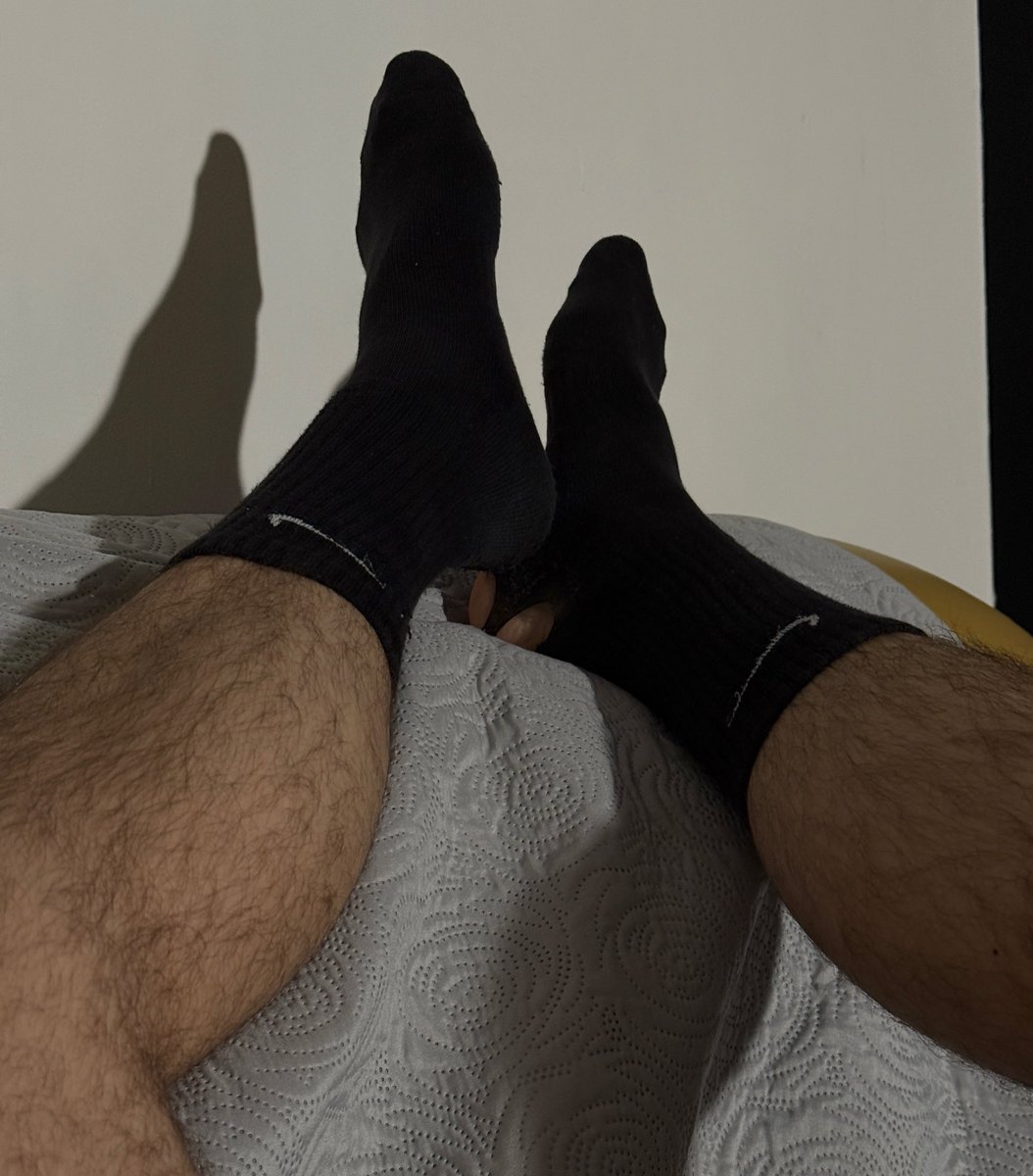 FraMaster00's tweet photo. Alla fine hanno ceduto, chi ha il coraggio di annusarle? 
#feetworshi̇p #feetdomination #socks https://t.co/1do057esBF