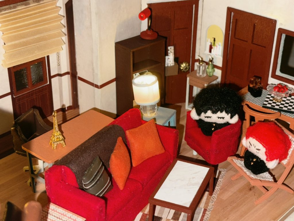 orangecycas's tweet photo. In Ted's apartment https://t.co/v7DpTCco9E