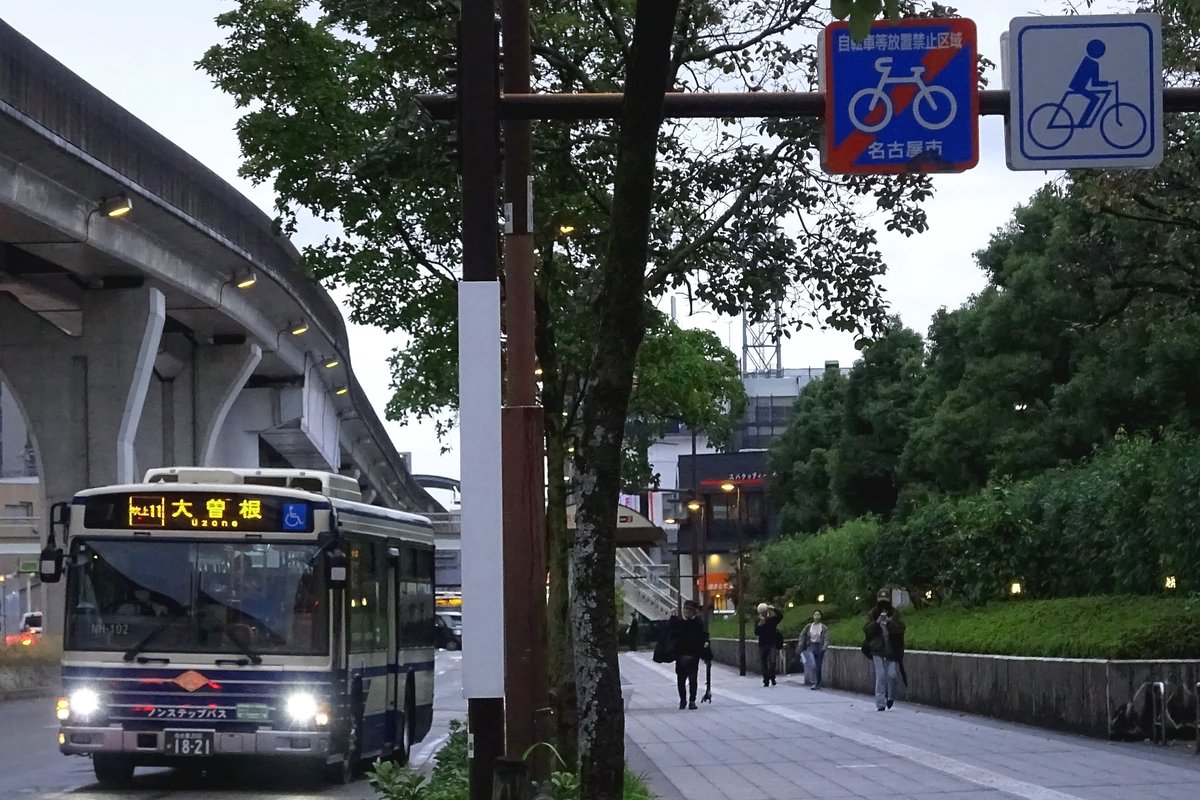 Aimyu_RailMov's tweet photo. 現在ほど日野車が少数でなかった頃のため、構図が中途半端。だが、それでもカメラに収める努力がほんのりと伝わるような1枚と自負…
現在も置き換えるペースが早いため、一層意識を傾けよう。
2023年11月6日 大曽根付近にて。
#nbus https://t.co/XXxwegy3ai