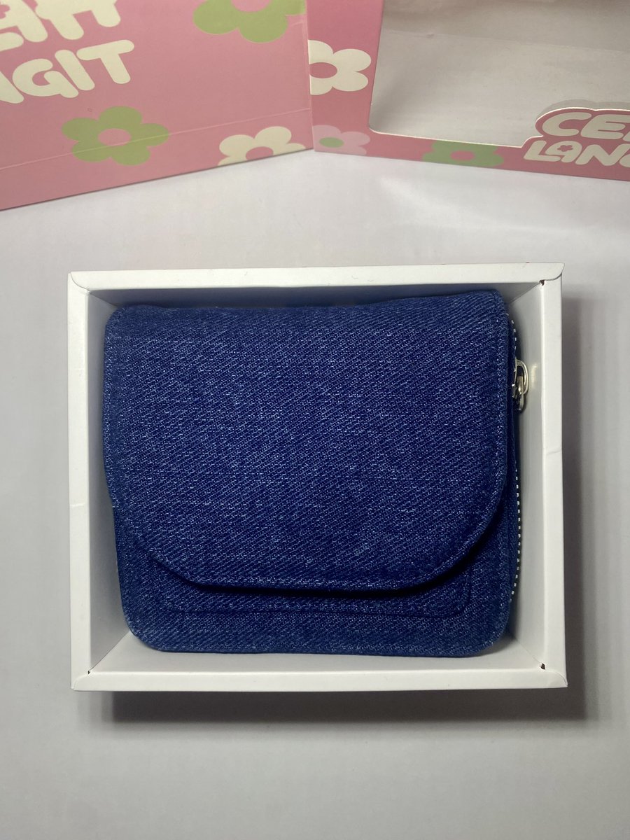 ttopazism's tweet image. NEWEST ADDITION TO MY DENIM COLLECTION🥹🩵‼️

akhir tahun kemarin menemukan hyper fixation baru; kecintaan sama barang-barang denim. salah satunya dompet cantik ini🫶🏼

✅Nggak kaku
✅Banyak slot buat uang dan kartu
✅Ada Resleting yang bikin safety
✅ AFFORDABLE