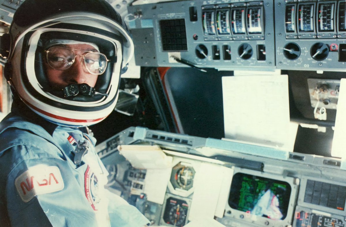 contactlight69's tweet image. Remember Astronaut John Young, NASA’s longest-serving astronaut. He died on January 5, 2018
Young flew twice to the Moon, walked on its surface &amp;amp; flew the first Space Shuttle mission He went to space six times in the Gemini, Apollo &amp;amp; Space Shuttle programs
contactlight.de