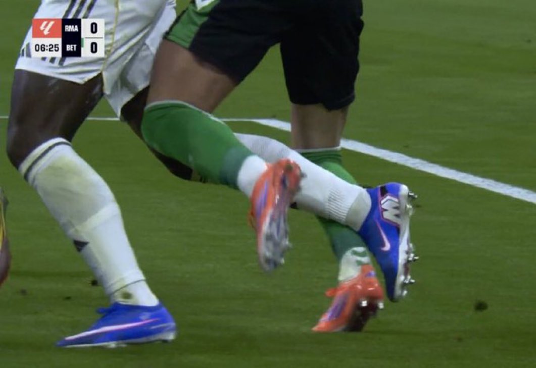 MimHasib's tweet photo. How's that not a penalty???

#RealMadrid https://t.co/3cEsUHLmVZ