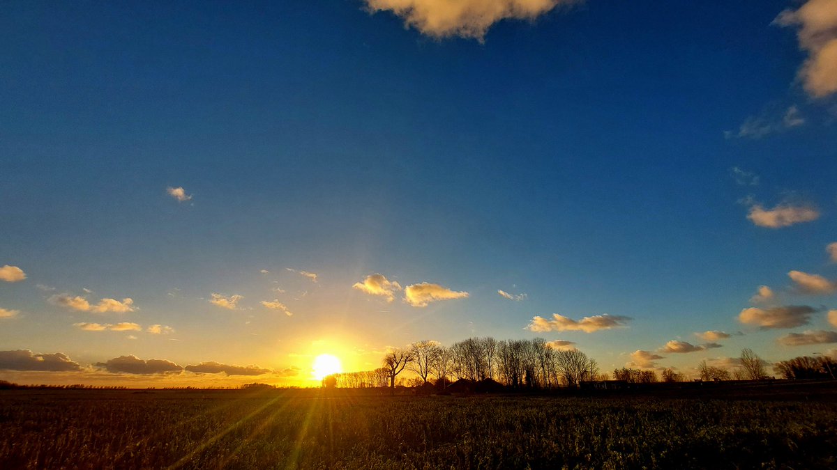 HettieZurMuhlen's tweet photo. Bijna saai, zo blauw..... Wat geniet iedereen van deze prachtige winterdag(en)💃☃️🍀 toch? Fijne avond #zonsondergang #mijntuin #gluhwein #winterdag #schaterlach #carpeDiem https://t.co/jc3QqdoXVy
