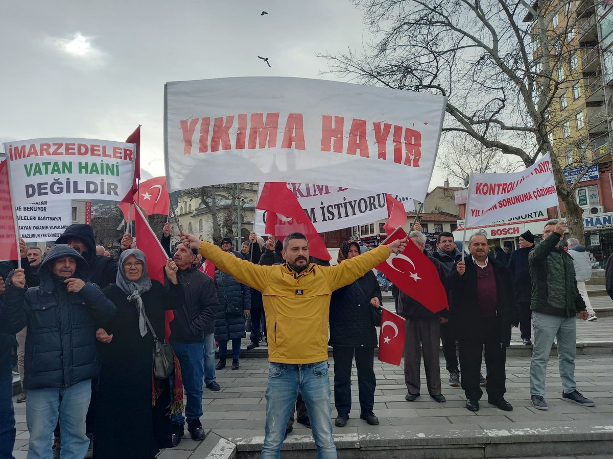 iytdernegi's tweet photo. Bursa'da İmar Yasasına Takılanlar Derneği ve üyeleri, @MudanyaBel almış olduğu yıkım kararlarının ardından 15 Temmuz Demokrasi Meydanında başkan @denizdalgic seslendi. 

Yıkımların durdurulmasını, dozerle değil çözümle gelinmesini istedi.

#TBMM de seslenen mağdurlar bubsorunun sadece Mudanya'nın, sadece Bursa'nın sorunu olmadığını, Türkiye'nin sorunu olduğunu ifade ettiler. Yapıların mülkiyetlerinin verilmesi ve mevcut yapıların kayıt altına alınarak korunması gerektiğini dile getirdi.
#YeniYıldaYapıKayıt

@Akparti 
@MHP_Bilgi 
@herkesicinCHP 
@rprefahpartisi 
@GelecekPartiTR 
@SaadetPartisi 
@devapartisi 
@Vatan_Partisi 
@bbpgenelmerkez 
@HurDavaPartisi