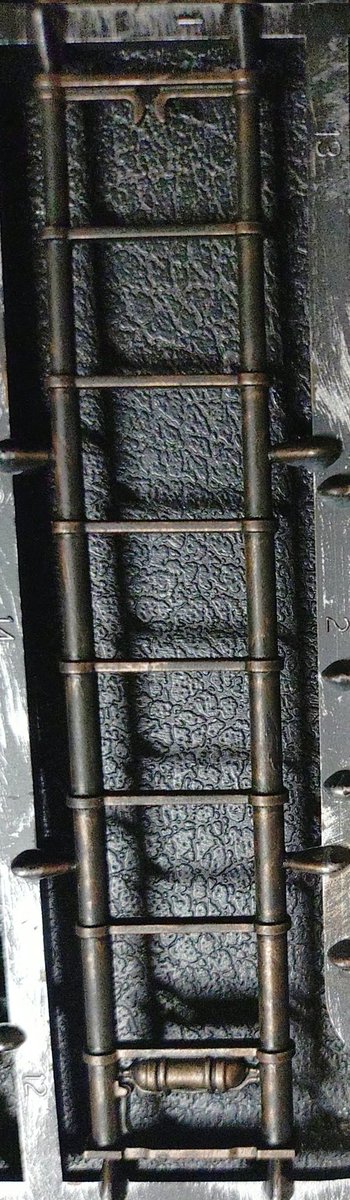 ReasWind's tweet image. 共通装備を塗っていて、コレなんだ?と思っていたが

なるほどハシゴの圧縮した状態か

空圧式と思うが内部構造どうなってんだ？？
そのサイズで耐荷重いくらよ？？
ともなる