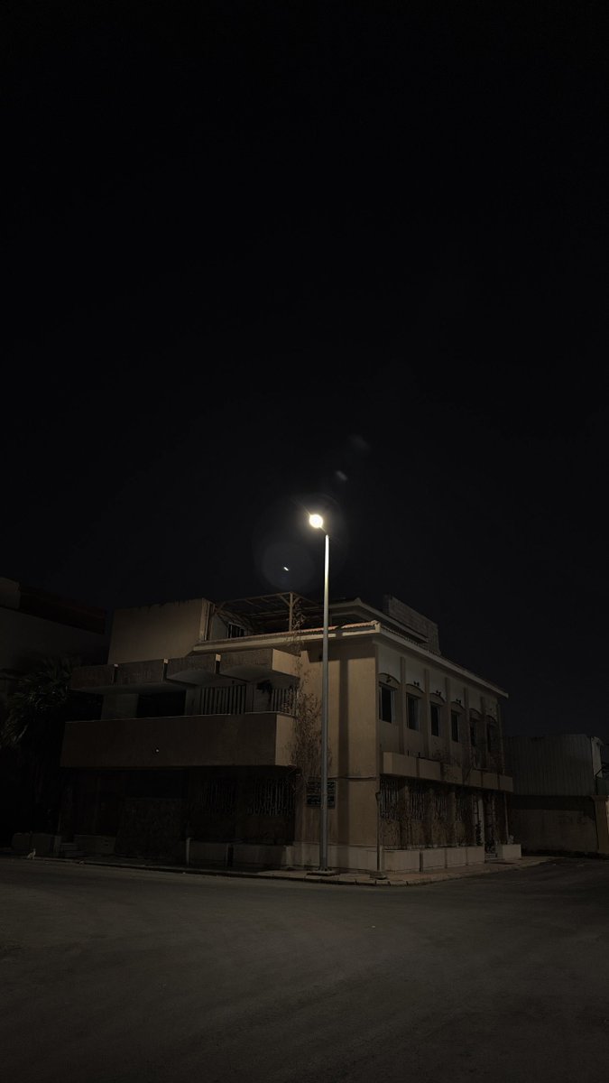 عن البيت المطرف طرفوبي  ياهل المعروف ،
انا  لي  عام  ادور  عنه  تشريقه   ..   و تغريبه !

دفنت اسرار عمري بين جدرانه وانا مصروف ،
ورحت  وباقي  الذكرى القديمه في  سراديبه !