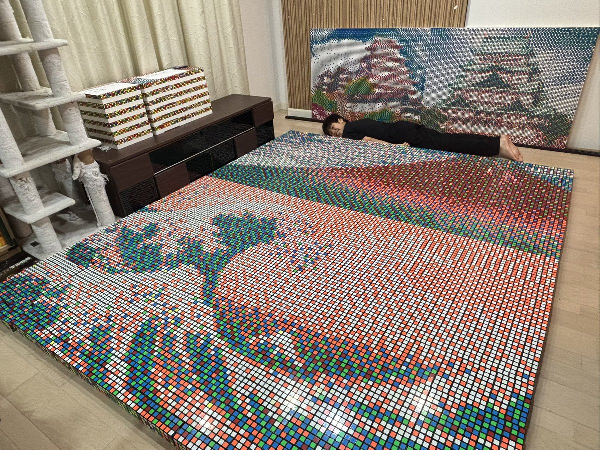 富嶽三十六景の凱風快晴（赤富士）を作り始めて3日。900個までいったーー！ルービックキューブが足りないことが発覚。ピンチだ、、個展に飾るのに、、そして冬休みの宿題1つもしてないことを思い出した、どっちもやばいです