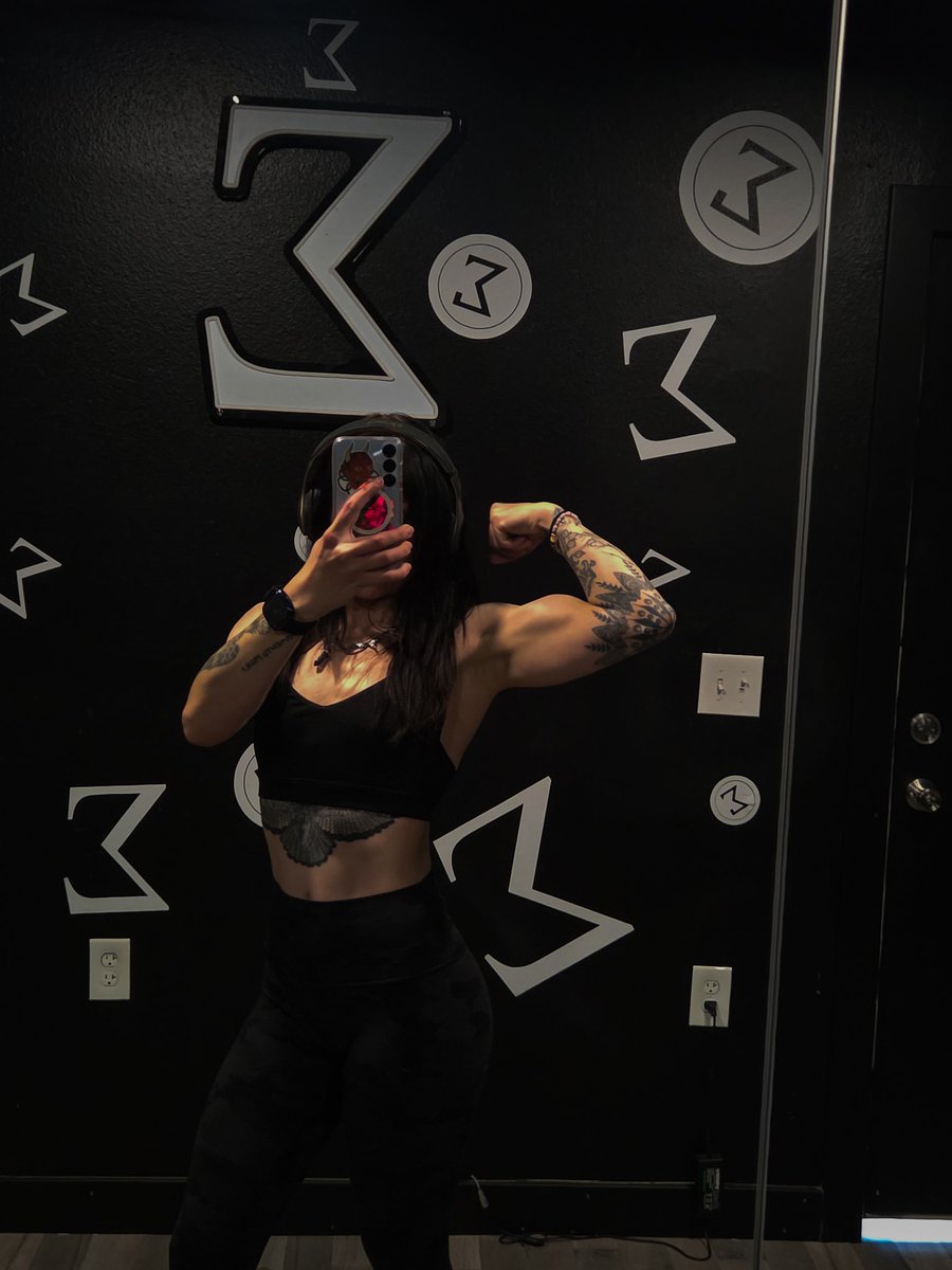 roxyraypixel's tweet image. Can I be your muscle mommy?

#gymmotivation #gymgirl #nsfwtwtًً #tatted