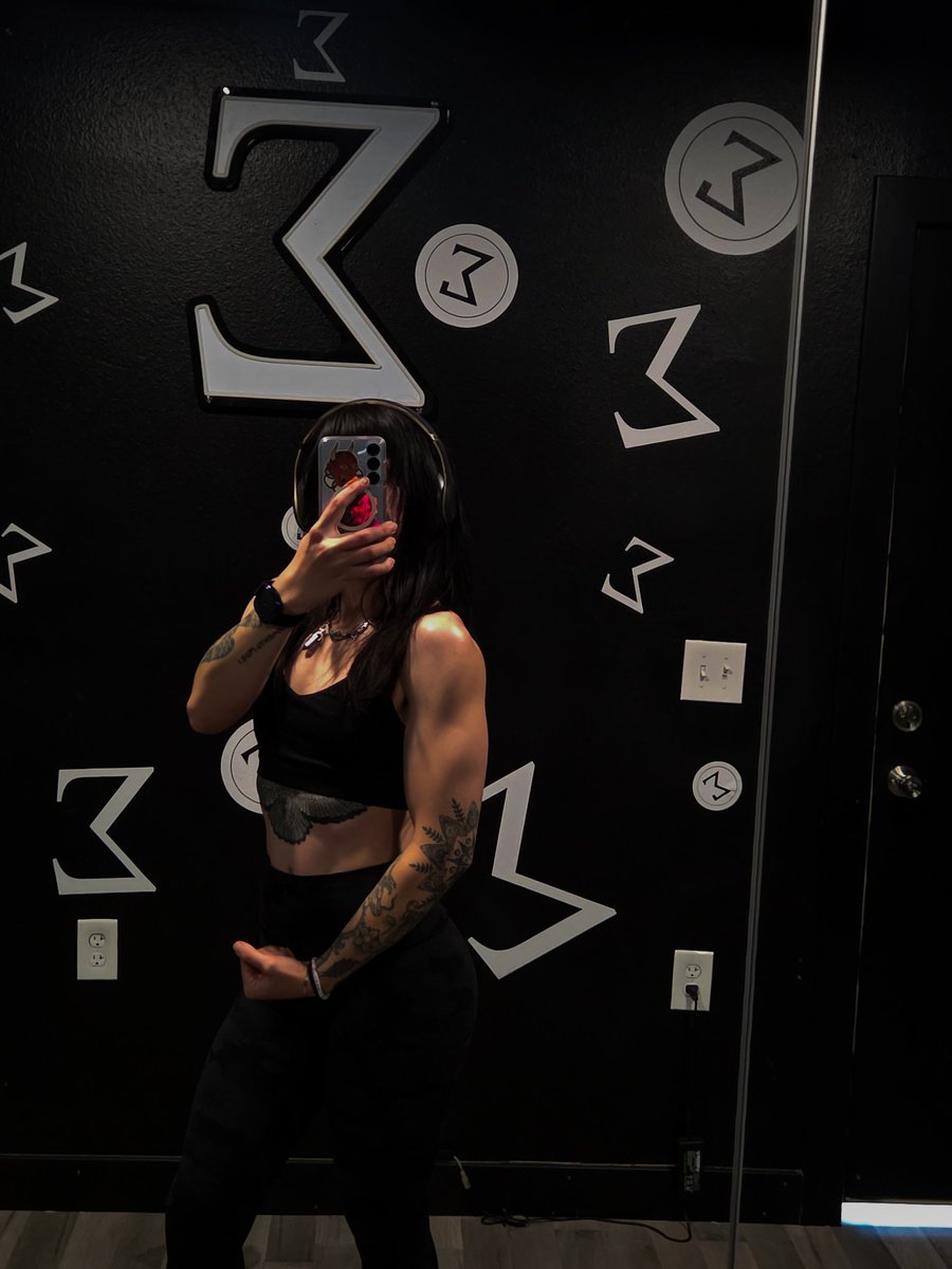 roxyraypixel's tweet image. Can I be your muscle mommy?

#gymmotivation #gymgirl #nsfwtwtًً #tatted