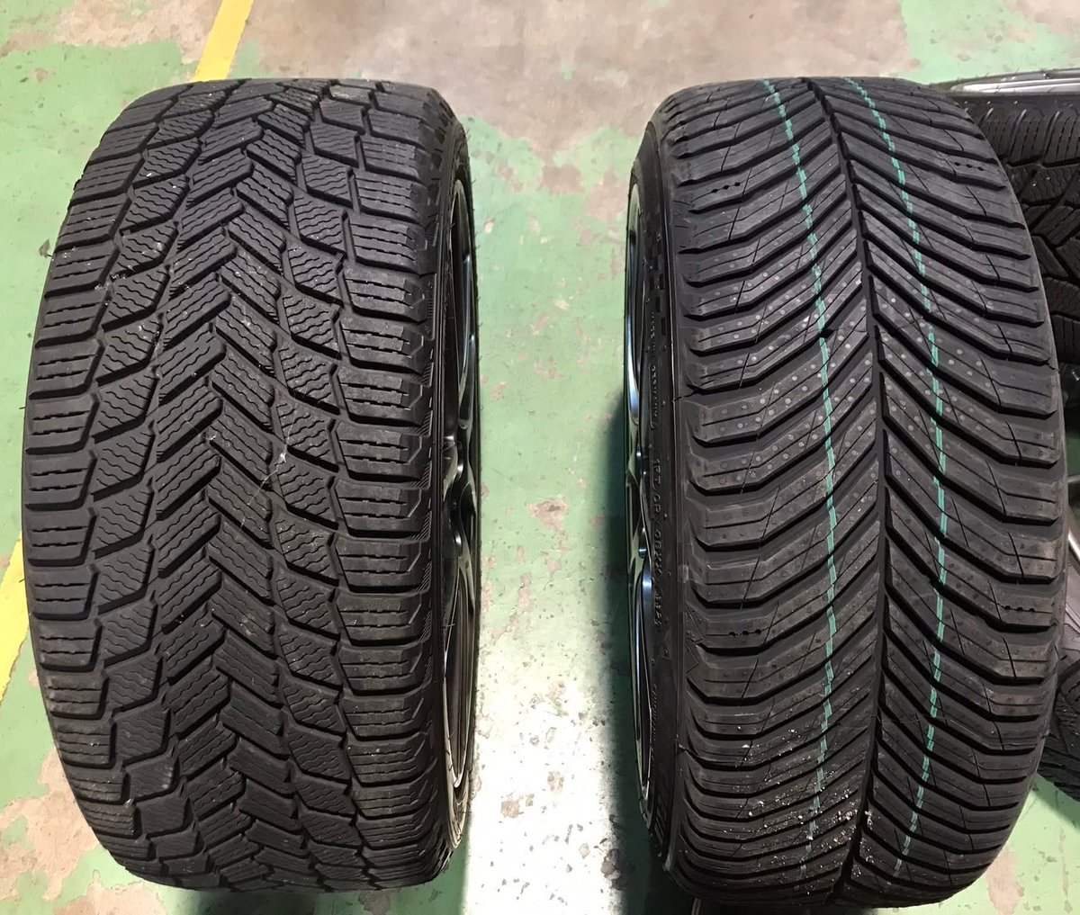 オールシーズンタイヤは万能ではないですよ。基本は夏タイヤで雪の性能は｢オマケ｣ただと思っていた方がいいです。そのオマケの性能が各メーカーの腕の見せ所ではありますが……。頻繁に積雪地域行く人は、当然スタッドレスタイヤ