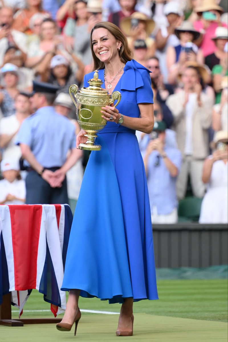 Canellelabelle's tweet photo. On January 9, 2026 this beautiful soul will turn 44 years old and I cannot believe it has been 20 years since she was revealed as Prince William’s girlfriend at 24 and 20 years that Catherine has been gracing the front covers and making royal fashion a hit again🤩
    Time has changed, Titles have evolved but what has remain the same is that bright smile that is so contagious and her lovely personality that won her millions of fans around the world🥂
#PrincessofWales