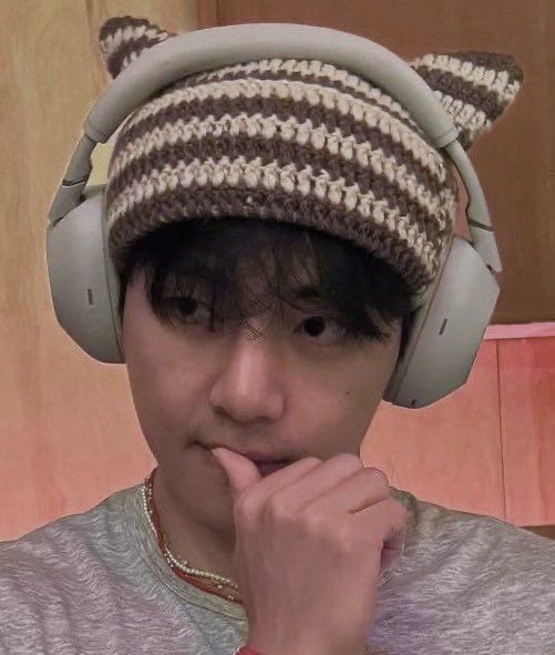 MINIJIIMIN's tweet photo. guys klo aku open PO beanie cat hat yang samaan sm taehyung ini adkh yg mau? bisa custom warna juga ingyh🤓

anw aku open booth juga di Kwonderland tgl 7 Feb nanti. jadi, bisa dipickup disana🤩 https://t.co/pQUuTVjRCp