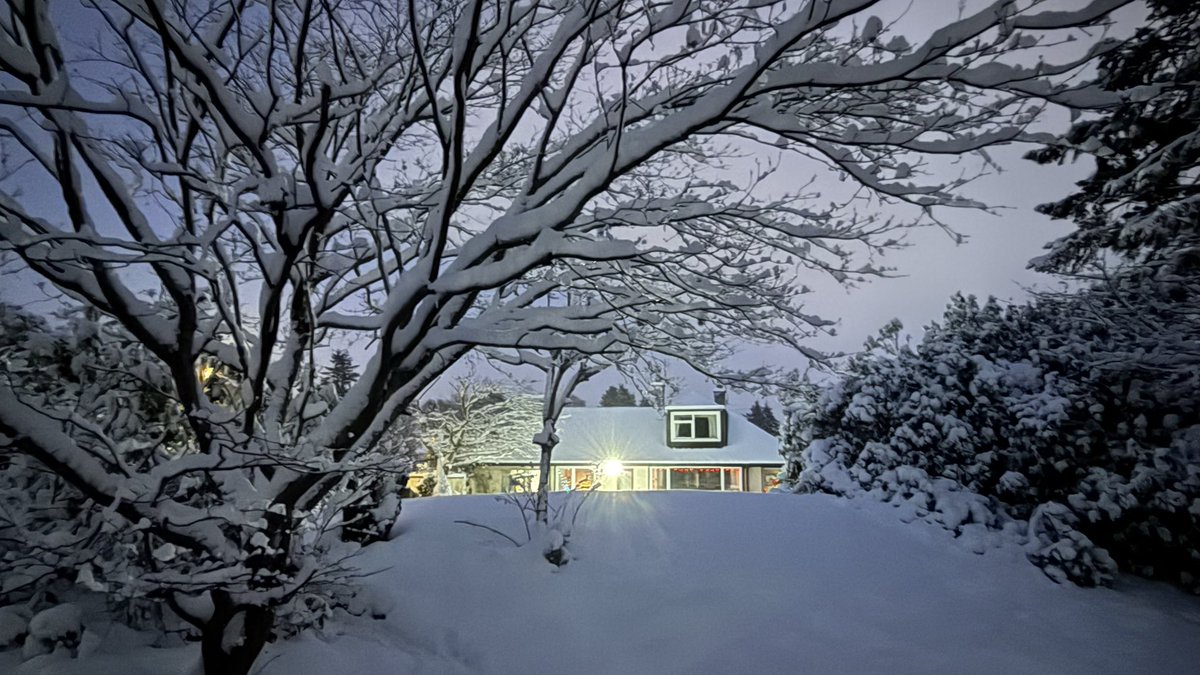 FionaEms's tweet photo. A foot of snow ⛄️ Aberdeen https://t.co/X9B5mRMQnd