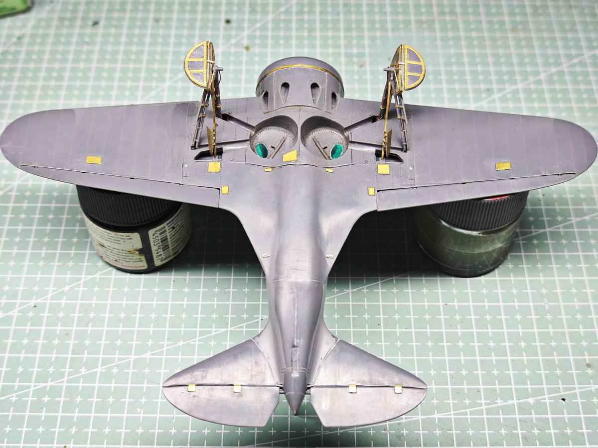 I-16 因为作为受力部分的起落架支撑杆原件太细直接断了 所以改用铜棒做了支撑