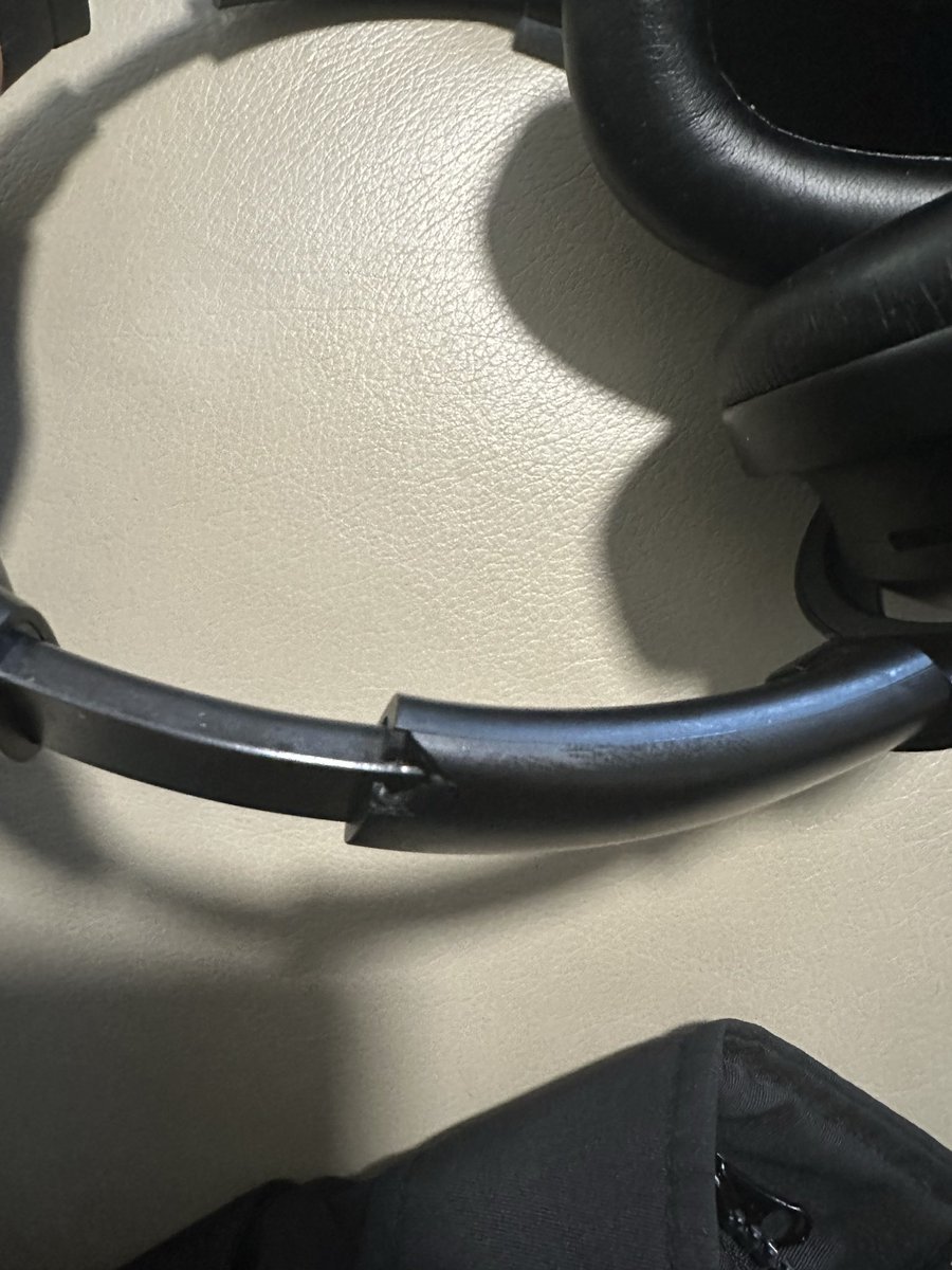 WillMeetInCourt's tweet photo. @JBLaudio you sold me defective Tour m3. Less than two weeks old the plastic has started to come off. You have refused to replace it. That’s really unfair. https://t.co/aIdDKlFhg8