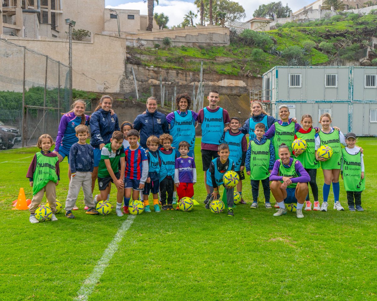 👑✨ La magia llegó antes de tiempo…

Los más pequeños disfrutaron de una experiencia única junto a <a href="/GasolinerasTgas/">Tgas</a> y las jugadoras del Costa Adeje Tenerife 💙🤍

Mucho fútbol, juegos, sonrisas y un encuentro muy especial repleto de fotos y autógrafos ⚽📸