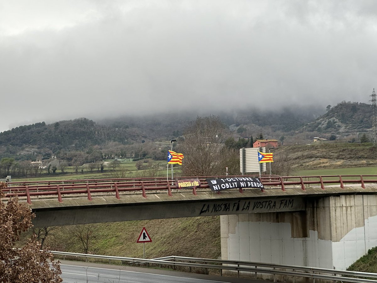 CesarLagonigro's tweet image. A Gurb, un diumenge més, continuem amb l’acció
#PontsPerIndependència
PERSISTIM i PERSEVEREM en la lluita per la LLIBERTAT i la INDEPENDÈNCIA de CATALUNYA
Tot i el fred ❄️❄️, seguim resilients ||*||
1-O NI OBLIT NI PERDÓ