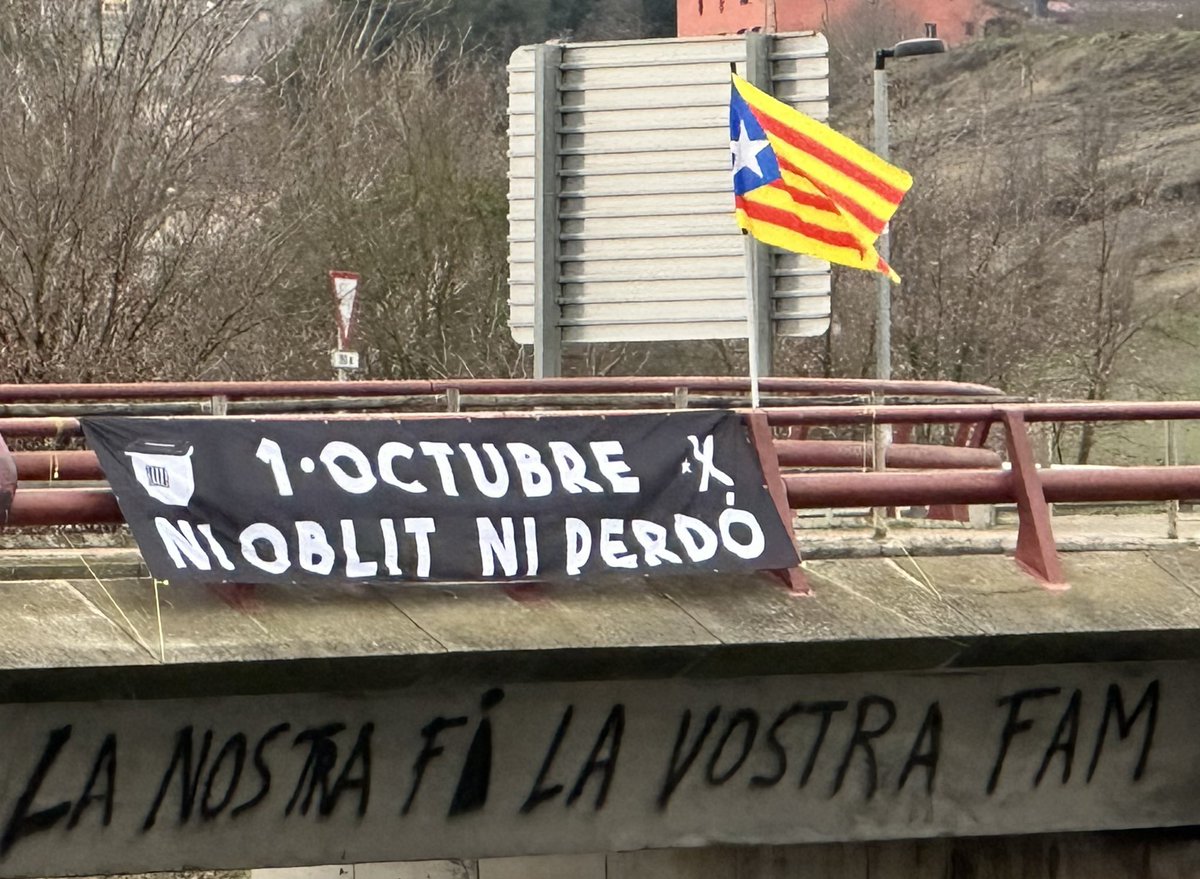 CesarLagonigro's tweet image. A Gurb, un diumenge més, continuem amb l’acció
#PontsPerIndependència
PERSISTIM i PERSEVEREM en la lluita per la LLIBERTAT i la INDEPENDÈNCIA de CATALUNYA
Tot i el fred ❄️❄️, seguim resilients ||*||
1-O NI OBLIT NI PERDÓ