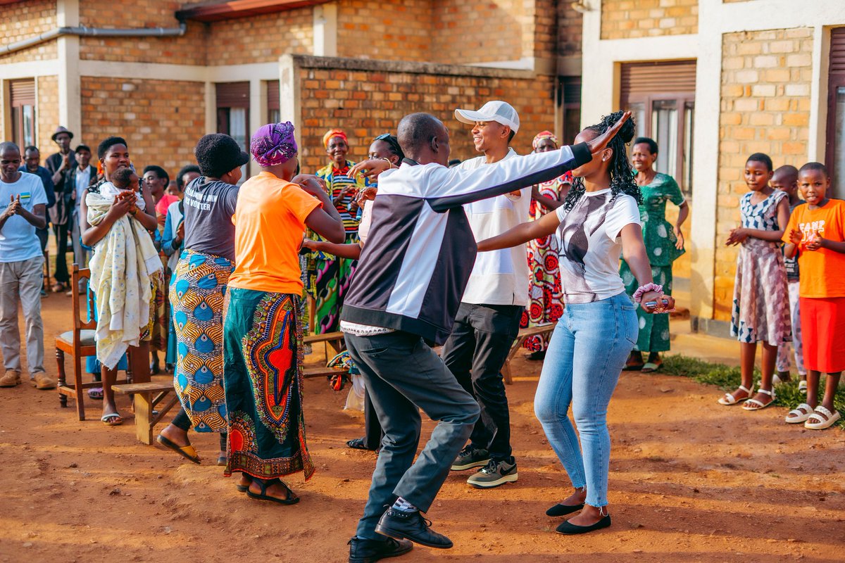 hezainitiatives's tweet photo. Yesterday in Shyorongi, @rulindodistrict, we gathered 109 people including children and their parents to celebrate the festive season while promoting balanced nutrition, hygiene, and social cohesion.
From one egg per child per day to sharing essential items, we strengthened health, hope, and togetherness.