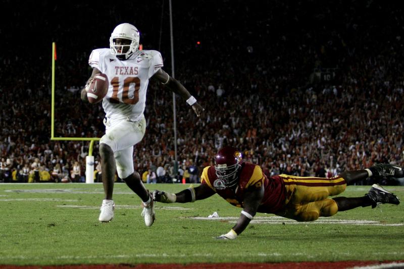 TodayThatWas's tweet photo. Jan. 4/2006 – QB Vince Young scores a late TD to help beat USC and claim a Rose Bowl victory for the University Of Texas. https://t.co/qLJiWalnE5