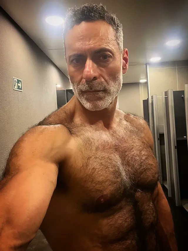 DaddyRenatoFan's tweet photo. My legs shake for Daddy Renato.

Minhas pernas tremem por causa do papai Renato. ❤️💋❤️💋 @ChocairRenato #RenatoChocair #Daddy #SilverDaddy #HairyDaddy #HotDaddy #SexyDaddy #Gaythirst #Dilf https://t.co/vvyKvFRX12