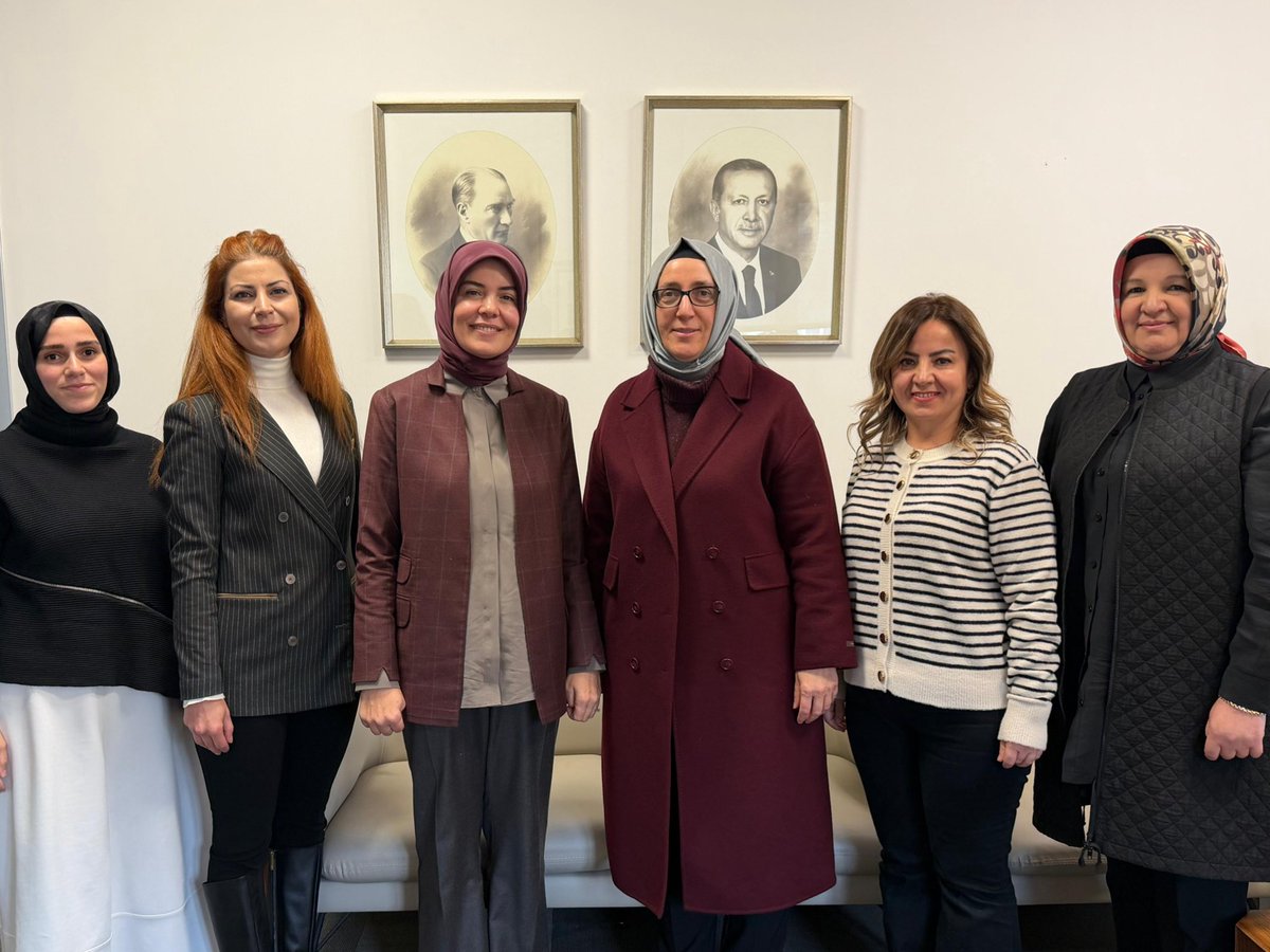 Ankara İl Kadın Kolları Başkanımız <a href="/akgul_aysel/">Aysel Koçak Akgül</a> ve kıymetli ekip arkadaşlarını İl Başkanlığımızda misafir ettik.

Teşkilat ruhunu büyüten, birliğimizi güçlendiren verimli bir istişare gerçekleştirdik.
Nazik ziyaretleri için teşekkür ediyor, çalışmalarında kolaylıklar diliyorum.