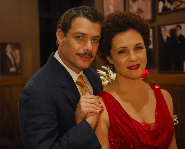 Jos3F3lipe's tweet image. Há 16 anos, no dia 4 de janeiro de 2010,estreou a minissérie Dalva e Herivelto: Uma Canção de Amor de Maria Adelaide Amaral

• Rendeu a primeira indicação ao Emmy de Adriana Esteves