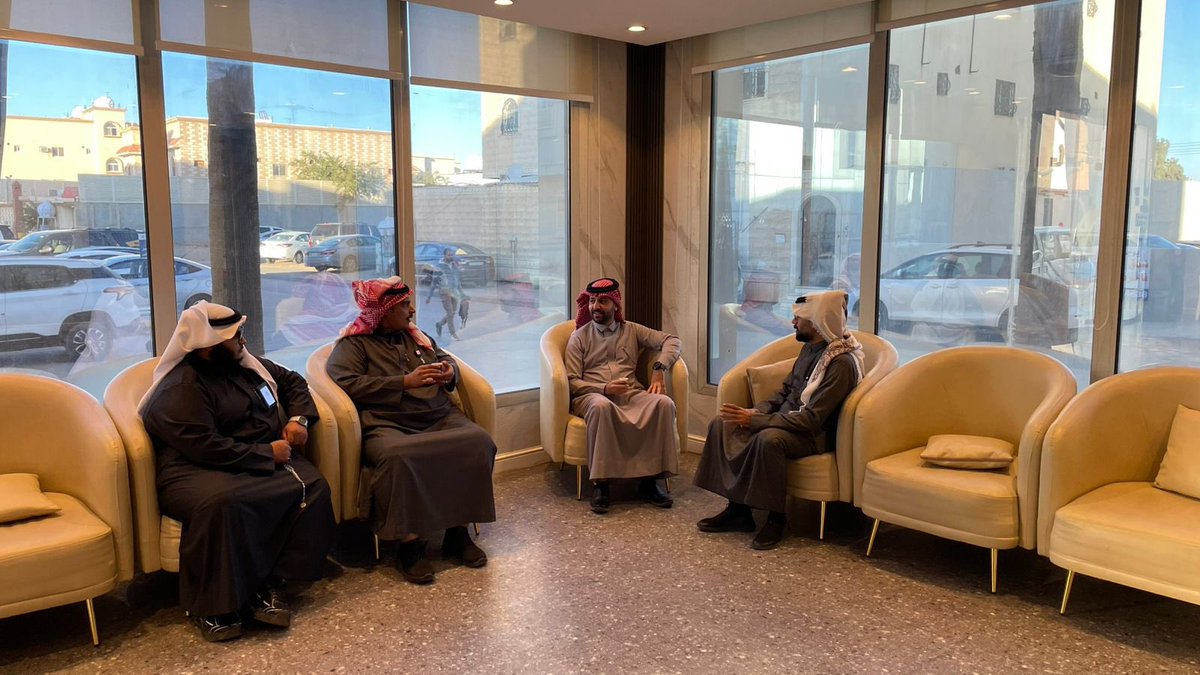 Jouf_hs's tweet photo. جمعية الجوف للخدمات الصحية 
وبالتعاون مع كلية الطب بجامعة الجوف ومركز أماس الطبي
تدشن مبادرة جسور الأمل، والتي تقدم خدماتها عن طريق عيادات استشارية وعلاجية لنخبة من الأطباء والاستشاريين لتخصصات دقيقة لأهالي منطقة الجوف، وذلك بعد دراسة احتياج المنطقة للتخصصات المطلوبة والتي تهدف إلى:
* تقليل قوائم الانتظار بمستشفيات المنطقة.
* توفير خدمات استشارية وعلاجية لتخصصات دقيقة بالمنطقة.
* تخفيف عناء السفر للمرضى لخارج المنطقة لتلقي العلاج.
* تقديم الرعاية والخدمات الصحية بجودة عالية.