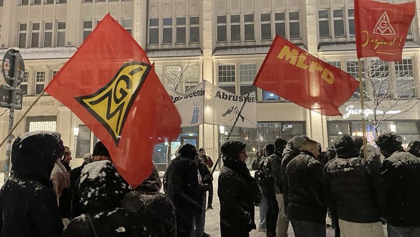 rotefahnenews's tweet photo. #Hamburg: Mehrere hundert Menschen protestierten
Sie protestierten gegen den faschistischen Militärangriff auf #Venezuela. Die Erklärung der #ICOR zur Solidarität mit dem Volk von Venezuela und Verurteilung des US-Imperialismus wurde sehr interessiert aufgenommen. https://t.co/zeJgPShkYd