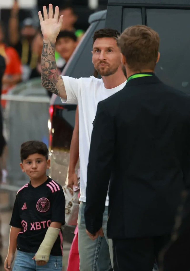 “Messi”:
Porque notaron que hijos viven con los brazos quebrados, se divierten mucho en el parque, saldrá otro Messi de ahí