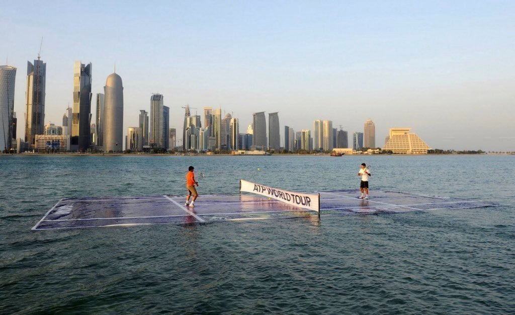 Hace 15 años, Federer y Nadal jugaron en una cancha flotante en el medio del agua en Doha 💧

Increíble 🤯