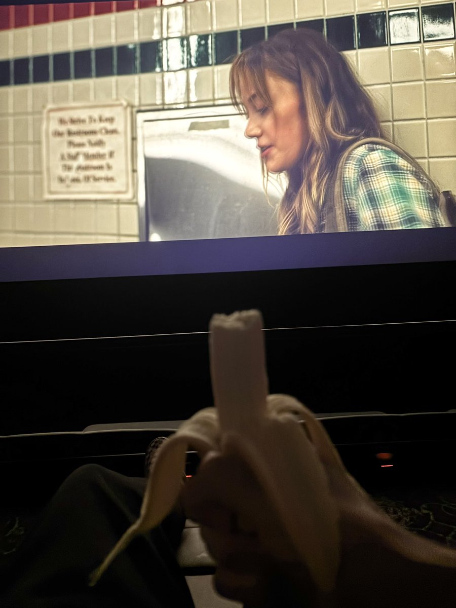 FilledwithUrine's tweet image. yeah #bananaatthemovies