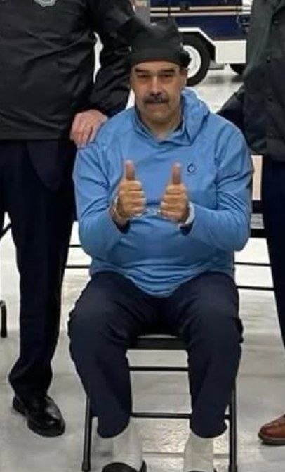 Estados Unidos necesitó a la mitad de su Armada, 150 aviones, 60 helicopteros y 45.000 marines, solo para secuestrar al Presidente de Venezuela, Nicolás Maduro...Lo convirtieron en Héroe Mundial.