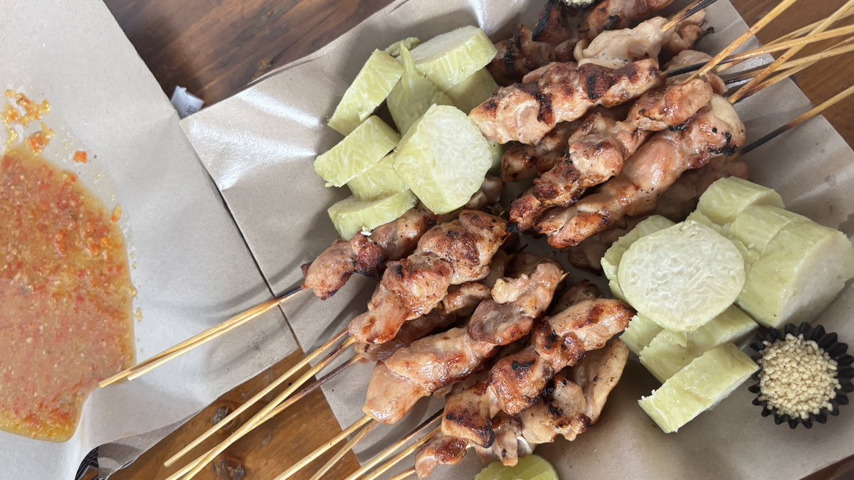 alunissace's tweet image. mengakhiri minggu dengan makan sate taichan, sorenya duduk di TIM, baca buku sambil liat sunset, terus makan bakmi sebagai mandatory tiap lagi di cikini, malamnya ngeliatin full moon sambil dikelilingin kucing-kucing gendut. &amp;lt;3