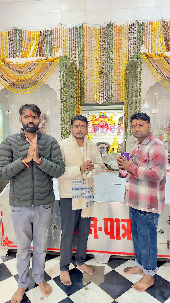 Pintuchechiswm's tweet photo. #जोधपुरियाधाम भगवान श्री देवनारायण जी के दर्शन करने का सौभाग्य प्राप्त हुआ 🙏
#jaishreedev https://t.co/sfOkaiDnel