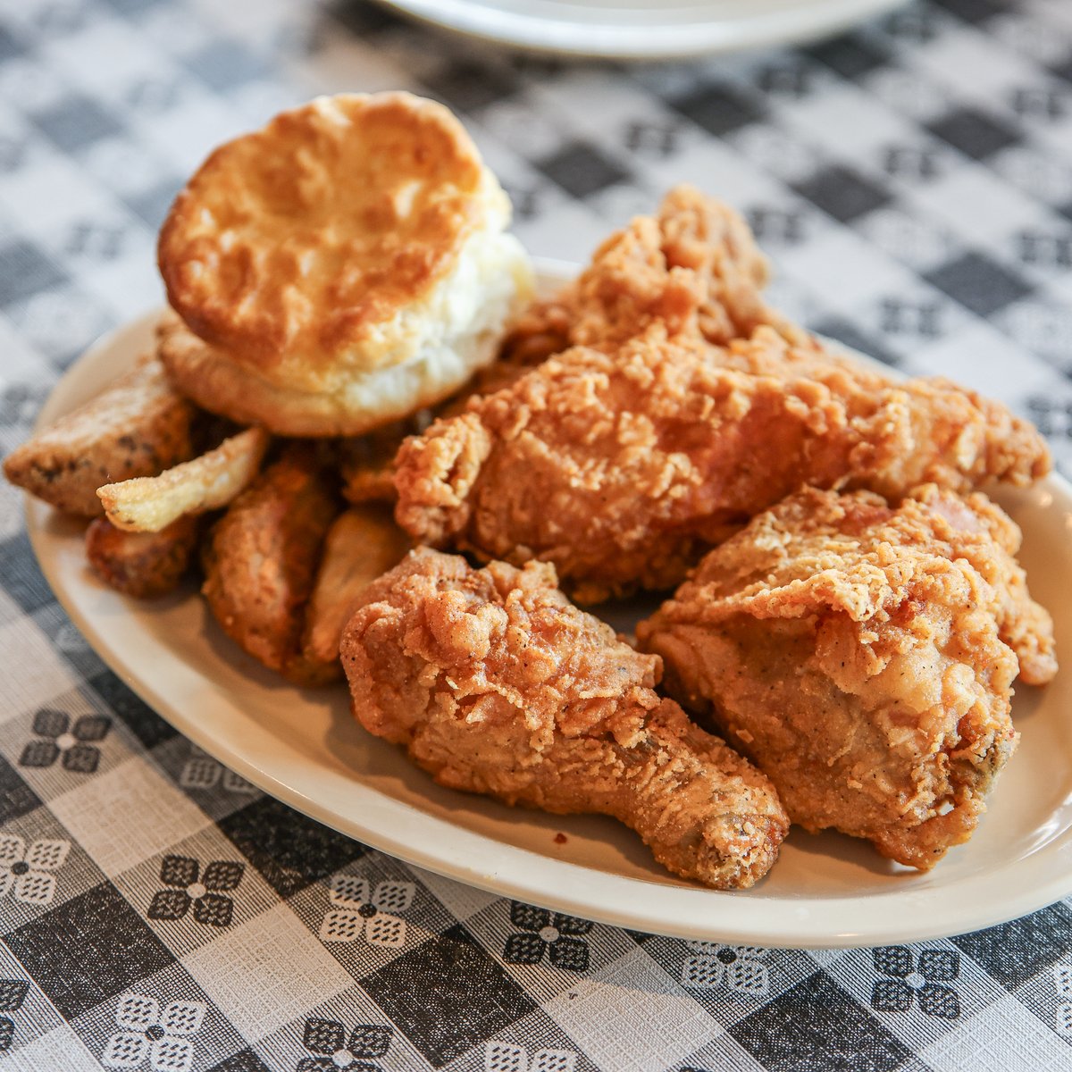 Unclebuds's tweet photo. Sundays mean all-you-can-eat fried chicken with all the fixin’s at Uncle Bud’s. Come hungry! https://t.co/K4Ynjp5kW0