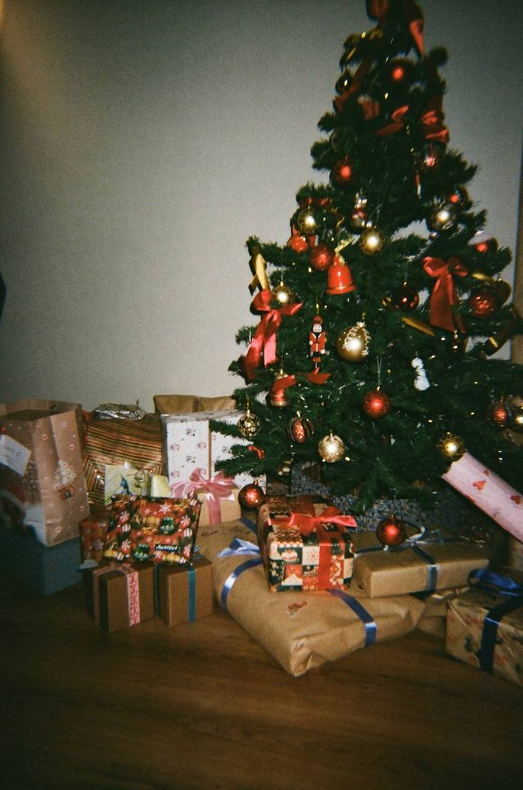 redhellkp's tweet image. ⠀
не хочется, чтобы праздники заканчивались. это напоминание, что жизнь не закончилась, и даже в таком обречённом городке, как хоукинс, может происходить что-то хорошее. ну, ладно, может, есть ещё кое-что. письмо, подброшенное в почтовый ящик, которое я точно не перечитываю.
⠀