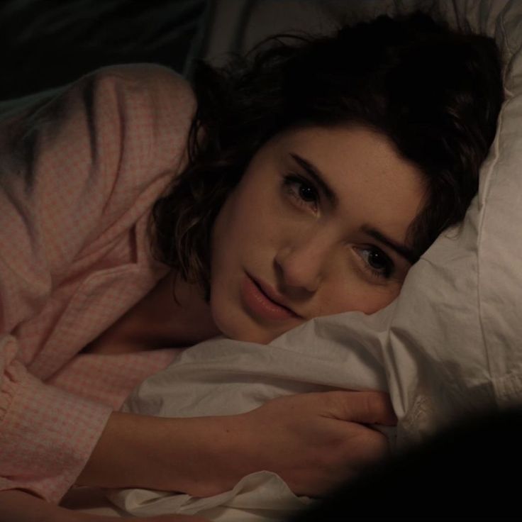 redhellkp's tweet image. ⠀
не хочется, чтобы праздники заканчивались. это напоминание, что жизнь не закончилась, и даже в таком обречённом городке, как хоукинс, может происходить что-то хорошее. ну, ладно, может, есть ещё кое-что. письмо, подброшенное в почтовый ящик, которое я точно не перечитываю.
⠀