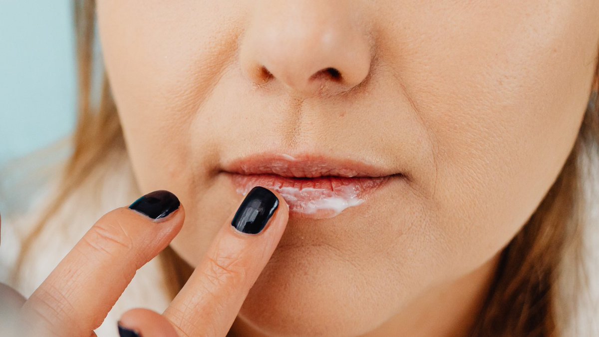 anefp_org's tweet image. El frío puede resecar y agrietar los labios ❄️💋

Una buena manera de cuidarlos es usar protector labial con fotoprotección, exfoliarlos de vez en cuando y mantenerlos hidratados continuamente 

anefp.org/es/blog/disfru… 

#anefpTeCuida #autocuidado #labios #invierno