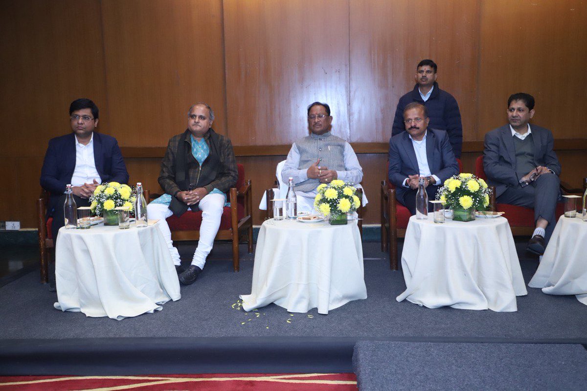 बेहद मितव्ययी और हमेशा सबसे विशेषतः पत्रकारों से आत्मीय संवाद करने वाले छत्तीसगढ़ के मुख्यमंत्री विष्णु देव साय जी ने आज इंडिया हैबिटैट सेंटर, दिल्ली में पत्रकारों के साथ लंच के दौरान राज्य में होने वाले विकास कार्यों और आगामी योजनाओं पर चर्चा तो की ही, साथ ही निरंतर चल रहे विकास