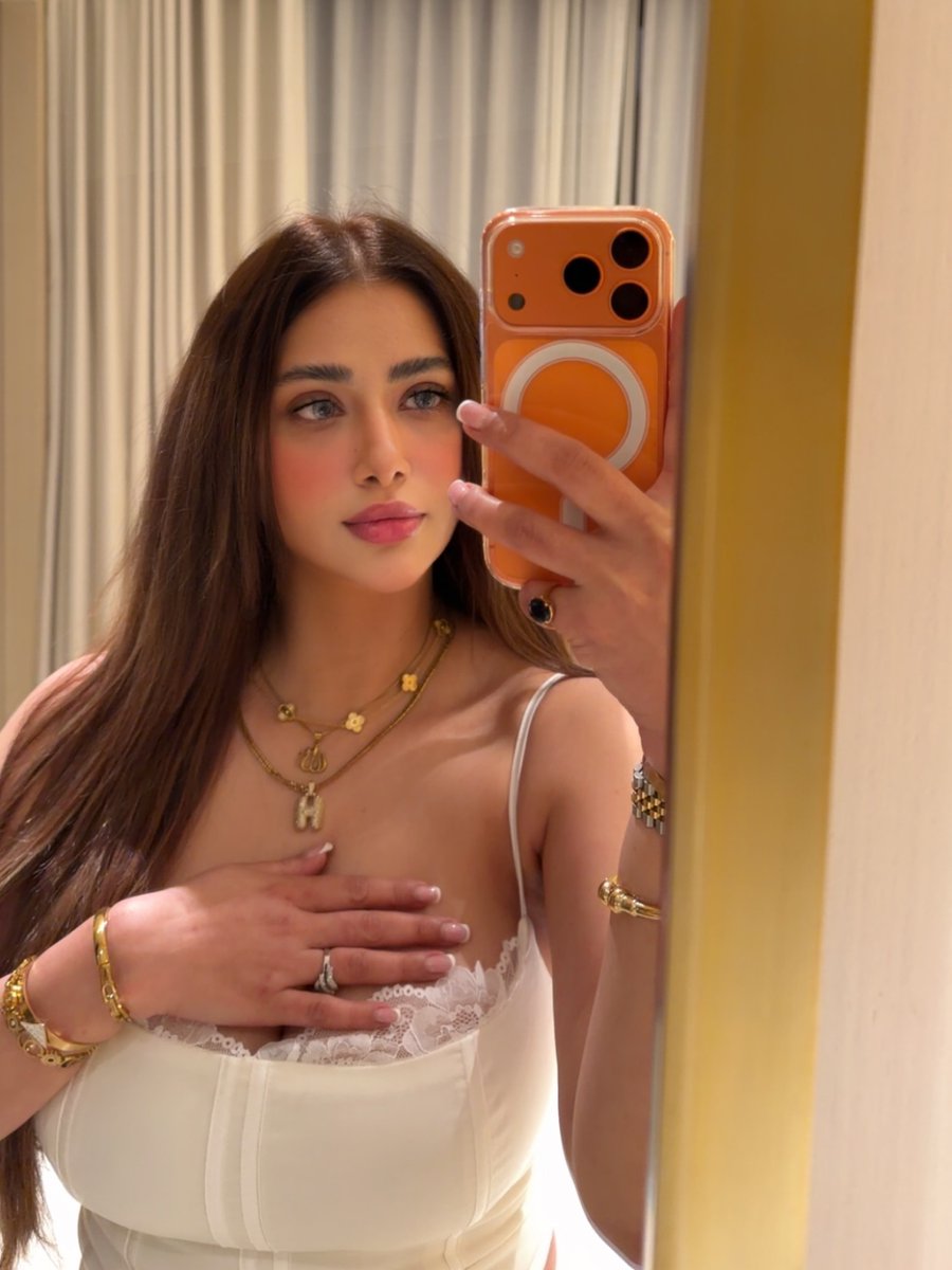 ShowbizAndNewz's tweet photo. #HannahButt in her recent selfie click https://t.co/1MyABWWuIn