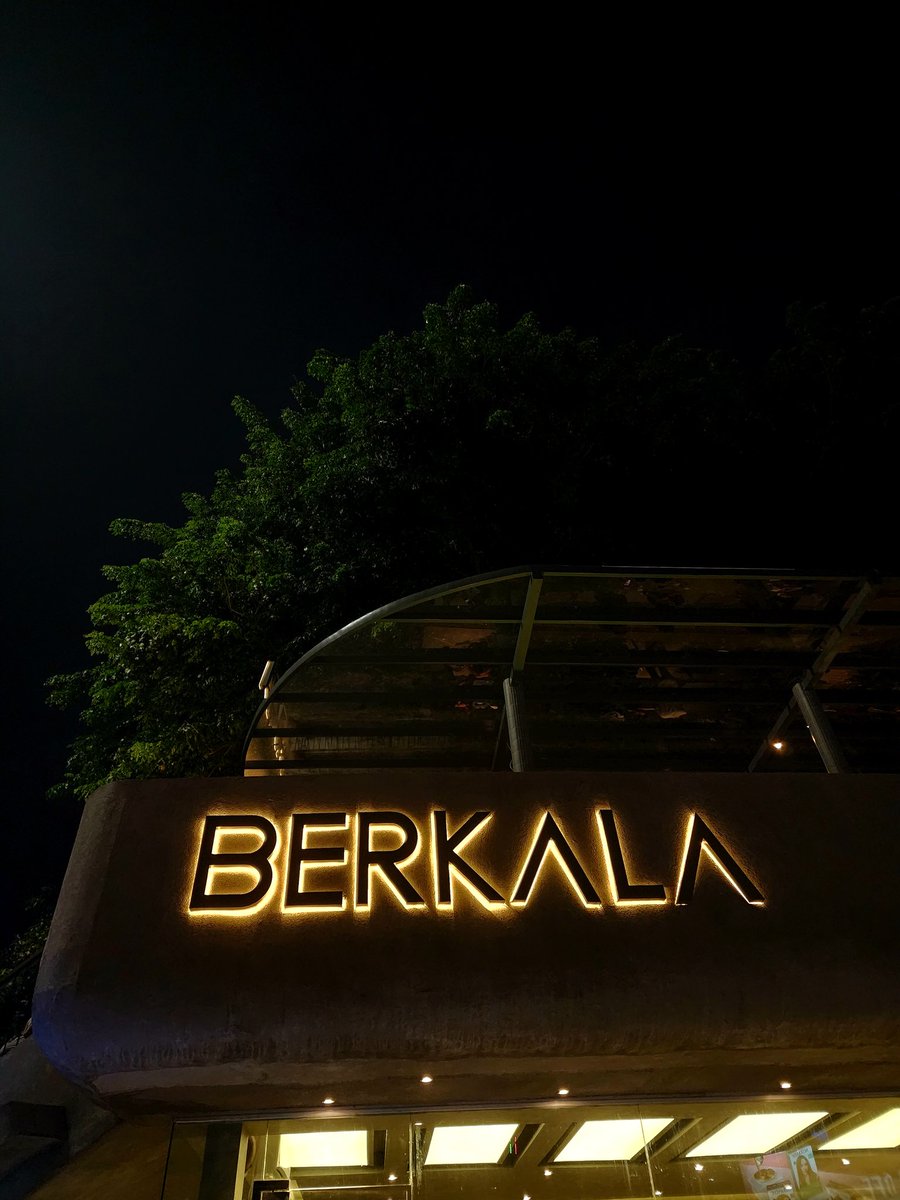 liamderivan's tweet image. Mula-mula bercerita, semakin lama semakin tanpa kata.