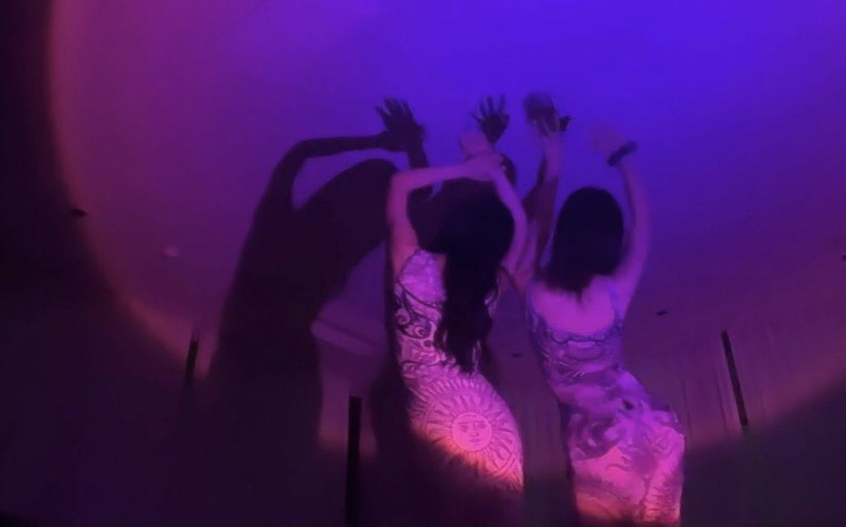 chaenglovesus's tweet image. so ningning bought a dress for giselle from bali and both of them wore it during their date night… reminds me of the time when ningning was in bangkok and bought giselle matching clothes so that they both could match