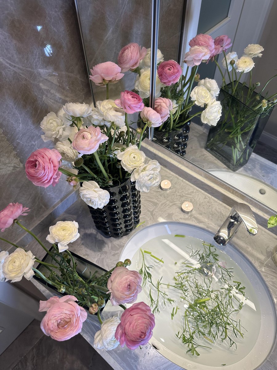 fieldsRTHY's tweet image. Life is about comforting yourself, like buying yourself flowers ✿